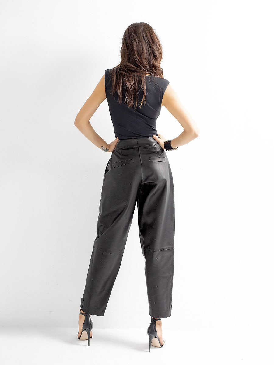  Casual trousers with a high waist