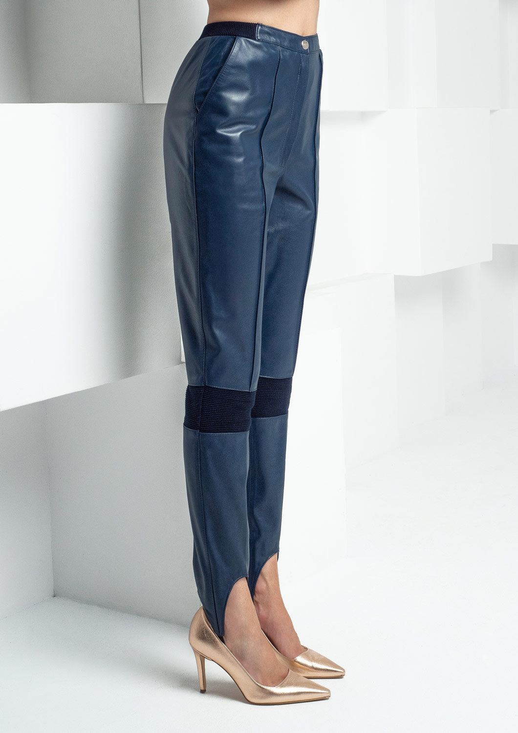 High-waisted trousers with bands under the legs